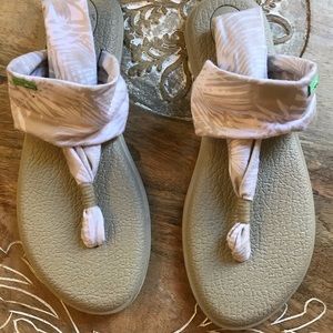 Sanuk sandals size 9